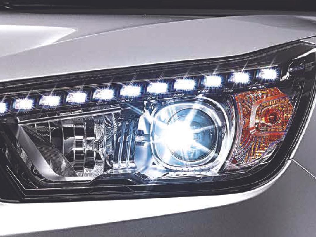 Hid Head Lamps Assembly Crowned by LED Daytime Running Lights 